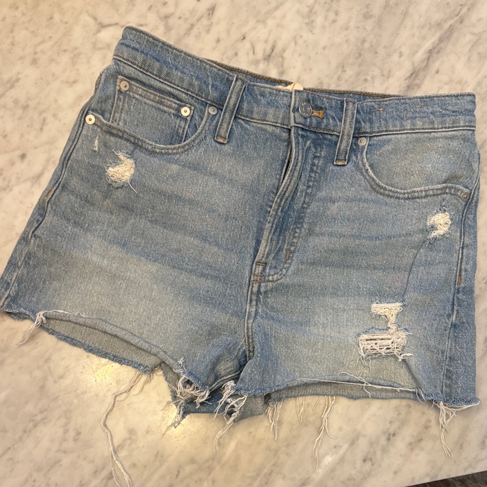 Madewell perfect Jean short. Light blue denim